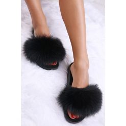 Damskie klapki GALLA BLACK. Czarne klapki damskie Damskie klapki GALLA BLACK, bez wzorów, bez obcasa. W wyprzedaży za 89,00 zł.