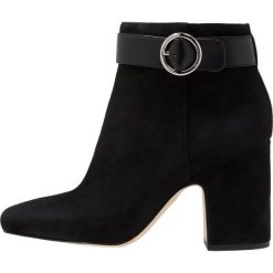MICHAEL Michael Kors ALANA BOOTIE Ankle boot black. Czarne botki damskie skórzane marki MICHAEL Michael Kors, przed kolano, na wysokim obcasie. Za 1049,00 zł.