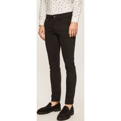 Guess Jeans - Jeansy Adam. Czarne jeansy męskie Guess Jeans, m, z aplikacjami, z obniżonym stanem. Za 369,90 zł.