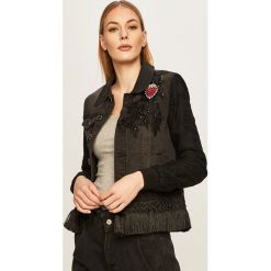 Desigual - Kurtka jeansowa. Czarne kurtki damskie Desigual, bez wzorów, z elastanu, krótkie, bez kaptura. W wyprzedaży za 399,90 zł.