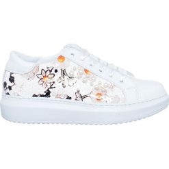 Skórzane sneakersy w kolorze białym. Białe trampki i tenisówki damskie Loretta, na sznurówki. W wyprzedaży za 469,95 zł.