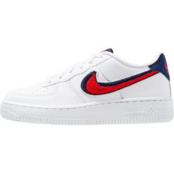 Nike Sportswear AIR FORCE 1 LV8 Tenisówki i Trampki white/university red/blue void. Białe trampki dziewczęce Nike Sportswear, ze skóry. Za 359,00 zł.