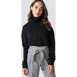 NA-KD Sweter oversize z wywijanym golfem - Black. Czarne golfy damskie marki NA-KD, z dzianiny. Za 141,95 zł.