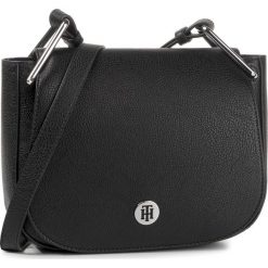 Torebka TOMMY HILFIGER - Th Core Saddle Bag AW0AW07370 BDS. Czarne listonoszki damskie TOMMY HILFIGER, z aplikacjami, ze skóry ekologicznej, zdobione, bez dodatków. Za 579,00 zł.
