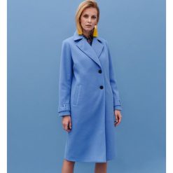 Elegancki płaszcz damski zapinany na guziki. Niebieskie płaszcze damskie Top Secret, na lato, w paski, eleganckie. W wyprzedaży za 99,99 zł.