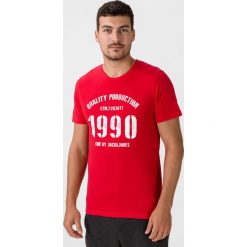 Jack & Jones Jay Koszulka Czerwony. Czerwone podkoszulki męskie Jack & Jones, xl, z nadrukiem, z bawełny, bez kołnierzyka, z krótkim rękawem, krótkie. Za 44,95 zł.