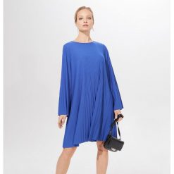 Plisowana sukienka oversize - Niebieski. Niebieskie sukienki damskie Mohito, s, oversize. Za 99,99 zł.