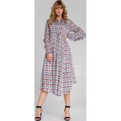Biało-Niebieska Sukienka Kelsie. Białe sukienki damskie Renee, s, w paski, z falbankami, z długim rękawem, długie, midi, asymetryczne. Za 129,99 zł.