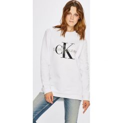 Calvin Klein Jeans - Bluza. Białe bluzy damskie Calvin Klein Jeans, s, z nadrukiem, z bawełny, bez rękawów, bez kaptura. W wyprzedaży za 319,90 zł.