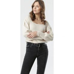 Jasnobeżowy Sweter Lees. Brązowe swetry damskie Born2be, m, bez wzorów, bez rękawów, bez kaptura. W wyprzedaży za 79,99 zł.