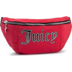 Saszetka nerka JUICY BY JUICY COUTURE - Patti B4JCH0166 Red Stud. Czerwone nerki damskie Juicy by Juicy Couture, bez wzorów, z materiału, młodzieżowe, bez dodatków. Za 1119,00 zł.