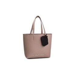 Torby shopper Calvin Klein Jeans K60K605481 MUST. Brązowe torby damskie na zakupy Calvin Klein Jeans, bez wzorów, z jeansu, bez dodatków. Za 488,94 zł.