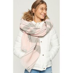 Szalik z frędzlami - Różowy. Czerwone szaliki damskie Sinsay. Za 39,99 zł.