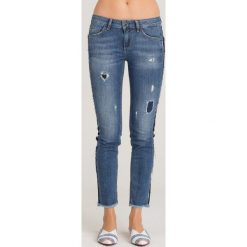 JEANSY SLIM FIT LIU JO. Niebieskie jeansy damskie Liu Jo, z aplikacjami, z elastanu. Za 524,30 zł.