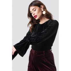 NA-KD Party Striped Velvet Long Sleeve Top - Black. Czarne topy damskie NA-KD Party, w paski, z materiału, z okrągłym kołnierzem. W wyprzedaży za 73,17 zł.