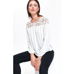 LUŹNA BLUZKA Z ŁĄCZONYCH MATERIAŁÓW. Białe bluzki damskie marki Top Secret, bez wzorów, z materiału, eleganckie, bez kołnierzyka, z długim rękawem. W wyprzedaży za 39,99 zł.