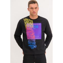 Bluza Versace Jeans Couture B7GUB7K7. Czarne bluzy męskie Versace Jeans Couture, m, bez wzorów, z bawełny, bez kołnierzyka, bez rękawów, bez kaptura. W wyprzedaży za 599,00 zł.