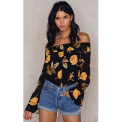Bluzki damskie: NA-KD Boho Bluzka z odkrytymi ramionami w kwiatowy wzór – Black,Multicolor