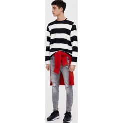 Jasnoszare jeansy skinny fit z przetarciami. Szare jeansy męskie Pull & Bear. Za 69,90 zł.