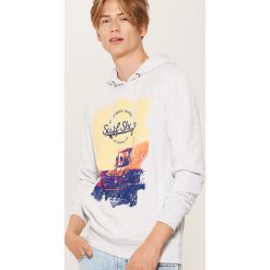 Bluza z kapturem - Jasny szar. Szare bejsbolówki męskie House, l, z kapturem. W wyprzedaży za 49,99 zł.