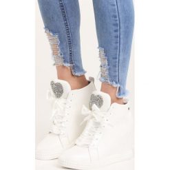 Białe Sneakersy Feminine. Białe koturny damskie Born2be, z okrągłym noskiem, bez obcasa, na obcasie, na sznurówki. Za 69,99 zł.