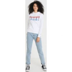 Tommy Jeans LOGO HOODIE Bluza z kapturem bright white. Białe bluzy z kapturem damskie Tommy Jeans, xs, z bawełny. Za 399,00 zł.