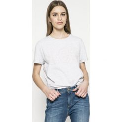 Lee - Top. Szare topy damskie marki Lee, s, z nadrukiem, z bawełny, z okrągłym kołnierzem. W wyprzedaży za 89,90 zł.