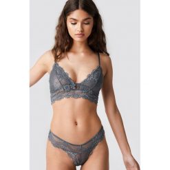 NA-KD Lingerie Koronkowe stringi - Grey,Blue. Szare stringi damskie marki NA-KD Lingerie, w koronkowe wzory, z koronki. Za 52,95 zł.