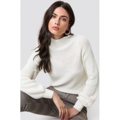 Rut&Circle Sweter w prążki Quini - White. Białe swetry damskie marki Rut&Circle, bez wzorów, z dzianiny, bez rękawów, długie, bez kaptura. Za 121,95 zł.