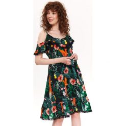 Sukienka damska zdobiona falbanami i koronką. Zielone sukienki damskie Top Secret, na lato, w koronkowe wzory, z tkaniny, eleganckie, z falbankami, bez rękawów, z odkrytymi ramionami. W wyprzedaży za 119,99 zł.