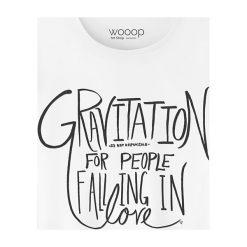 Koszulka "Gravitation" w kolorze białym. Białe koszulki damskie Wooop, xs, z nadrukiem, z bawełny, z okrągłym kołnierzem. W wyprzedaży za 56,95 zł.
