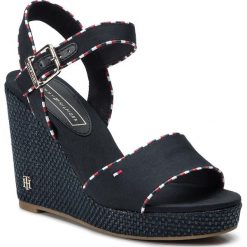Espadryle TOMMY HILFIGER - Corporate Detail High Wedge FW0FW04174 Midnight 403. Niebieskie espadryle damskie TOMMY HILFIGER, bez wzorów, ze skóry ekologicznej, bez obcasa, na obcasie. W wyprzedaży za 279,00 zł.