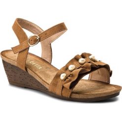Sandały VIA RAVIA - WS180009-1 Camel. Pomarańczowe klapki damskie Via Ravia, z aplikacjami, z tworzywa sztucznego, bez obcasa, na obcasie. Za 69,99 zł.