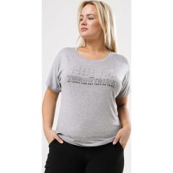 Jasnoszary T-shirt Famously. Szare bluzki damskie Born2be, xl, bez wzorów, bez kołnierzyka, bez rękawów. Za 29,99 zł.