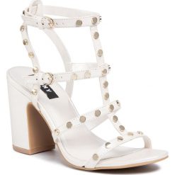 Sandały DKNY - Hanz K1063225 Pearl Tumb Lea Snow Snw. Szare klapki damskie DKNY, z aplikacjami, ze skóry ekologicznej, bez obcasa, na obcasie. W wyprzedaży za 309,00 zł.