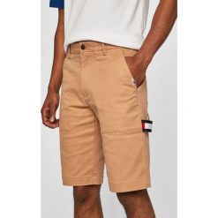 Tommy Jeans - Szorty. Brązowe spodenki i szorty męskie Tommy Jeans, bez wzorów, z elastanu, casualowe. W wyprzedaży za 219,90 zł.