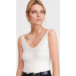 Top z biżuteryjną aplikacją - Kremowy. Białe topy damskie Reserved, s, z aplikacjami, bez kołnierzyka. Za 69,99 zł.