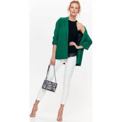 PLISOWANA BLUZKA BEZ RĘKAWÓW Z WIĄZANIEM NA PLECACH. Czarne bluzki damskie Top Secret, bez wzorów, eleganckie, z okrągłym kołnierzem, bez rękawów. W wyprzedaży za 39,99 zł.