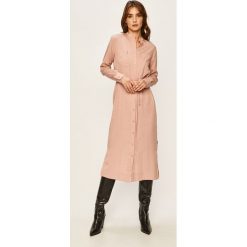 Calvin Klein - Sukienka. Różowe sukienki damskie Calvin Klein, na co dzień, bez wzorów, z wiskozy, casualowe, ze stójką, z długim rękawem, długie, midi, proste. Za 599,90 zł.