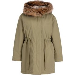 Parka MAX&Co. 60245119. Zielone kurtki damskie MAX&Co., na zimę, bez wzorów, z bawełny, bez kaptura. W wyprzedaży za 939,00 zł.