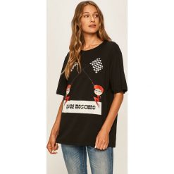 Love Moschino - T-shirt. Czarne bluzki damskie Love Moschino, m, z nadrukiem, z bawełny, casualowe, z okrągłym kołnierzem, z krótkim rękawem. Za 579,90 zł.