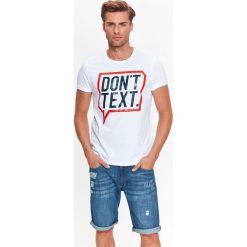 T-SHIRT MĘSKI Z NADRUKIEM. Białe t-shirty męskie Top Secret, xxl, z nadrukiem, z bawełny, bez kołnierzyka, krótkie. W wyprzedaży za 9,99 zł.
