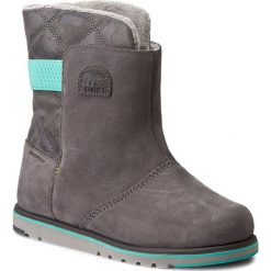 Buty SOREL - Youth Rylee Camo NY1900 Quarry/Dolphin 052. Szare śniegowce dziewczęce marki Sorel, bez zapięcia. W wyprzedaży za 279,00 zł.