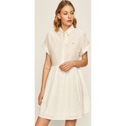 Tommy Jeans - Sukienka. Białe sukienki damskie Tommy Jeans, na co dzień, m, w koronkowe wzory, z bawełny, casualowe, bez kołnierzyka, z krótkim rękawem, krótkie, mini, proste. W wyprzedaży za 399,90 zł.