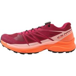 Salomon WINGS PRO 3 Obuwie do biegania Szlak beet red/nasturtium/coral almond. Czerwone buty sportowe damskie marki Salomon, bez wzorów, z tworzywa sztucznego, sportowe, do biegania. W wyprzedaży za 371,40 zł.