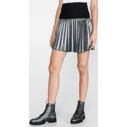 Versace Jeans Spódnica Czarny Szary. Szare spódniczki damskie Versace Jeans, m, bez wzorów, z poliesteru. Za 1734,95 zł.