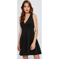 Guess Jeans - Sukienka Allegra. Czarne sukienki damskie Guess Jeans, na co dzień, s, z aplikacjami, z poliesteru, casualowe, bez kołnierzyka, bez rękawów, mini, rozkloszowane. W wyprzedaży za 269,90 zł.