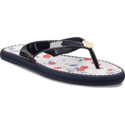 Japonki LAUREN RALPH LAUREN - Raia 802699790003 Navy. Niebieskie klapki damskie Lauren Ralph Lauren, z aplikacjami, ze skóry ekologicznej, bez obcasa. W wyprzedaży za 129,00 zł.