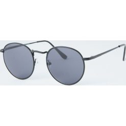 Okulary przeciwsłoneczne z okrągłymi czarnymi oprawkami. Czarne okulary przeciwsłoneczne damskie Pull&Bear, okrągłe. Za 49,90 zł.