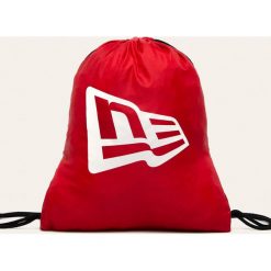 New Era - Plecak. Czerwone plecaki damskie New Era, z nadrukiem, z poliesteru. Za 69,90 zł.